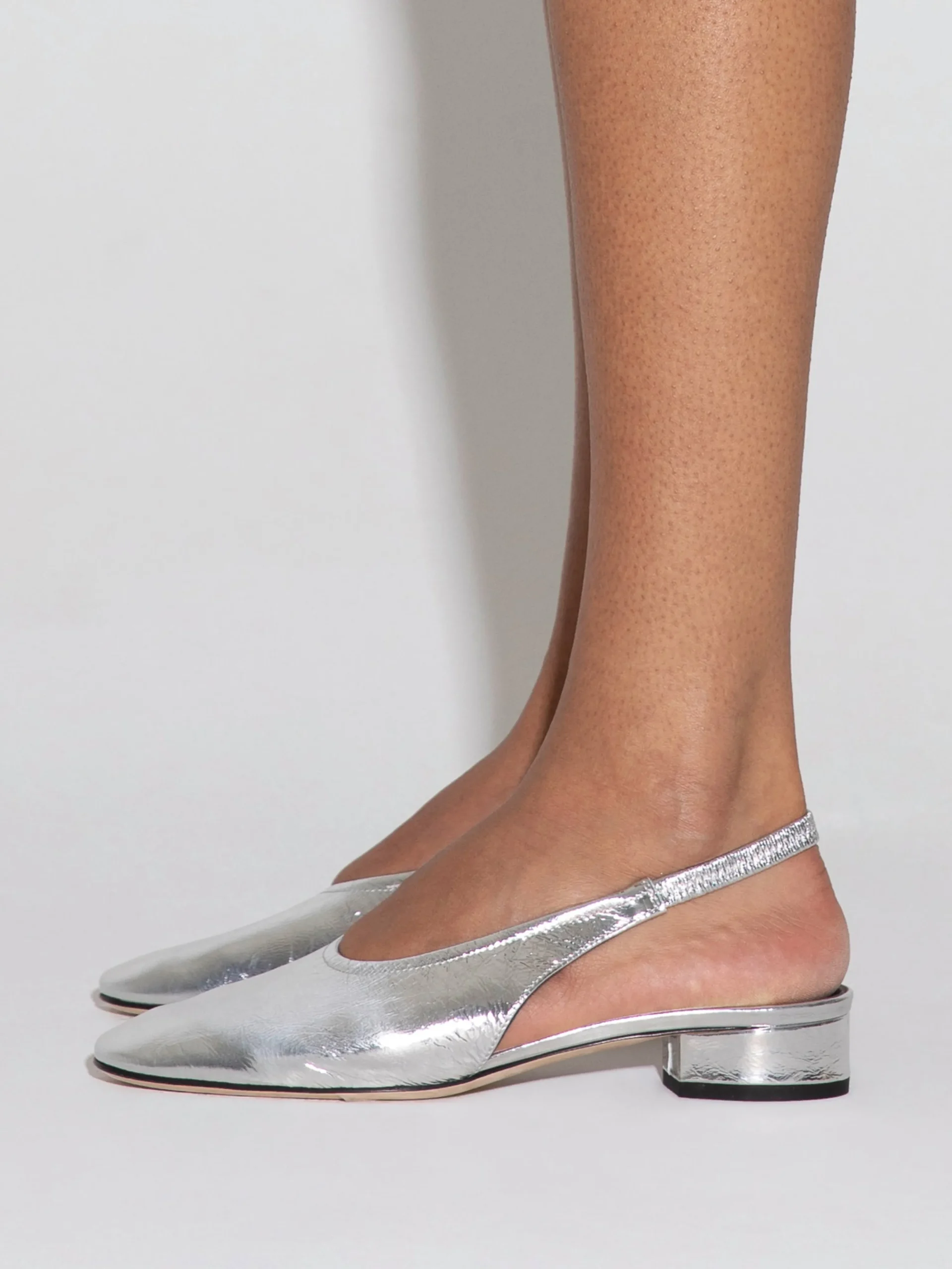 New Aeyde Dua Laminated Leather Slingback Silver Crackle